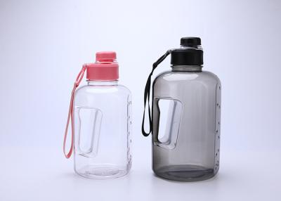 China Wasserundurchlässige Plastikwasser-Flasche Flip Tops 2l mit dem Griff BPA frei zu verkaufen