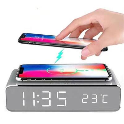 Cina Multifunctional Led Desktop Laptop Station Wooden Alarm Clock Qi Phone Fast Wireless Charger in vendita