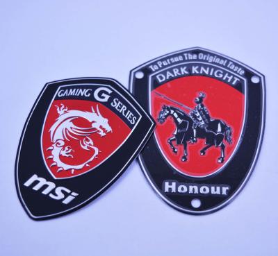 Chine Insignes imprimés de Pin en métal, estampillage gravé de badge nominatif en métal calorifuge à vendre