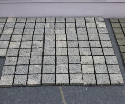 China Traditional Outdoor Black White Natural Granite Driveway Paving Cobblestone Stone for sale