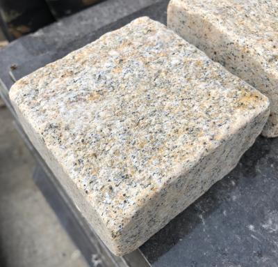 China Modern Natural Outdoor Yellow Granite Patio Pavers Cobble Stone 10x10x5cm for sale