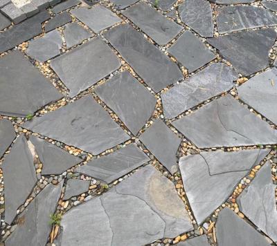 China Irregular Shape Modern Outdoor Natural Black Slate Landscape Random Paver for sale