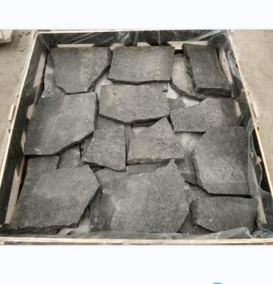 China Modern Exterior Dark Gray Irregular Granite Paving Flagstone For Garden Flooring for sale