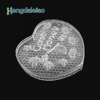 China Bee farm comb heart-shaped transparent plastic frame +16 pieces of 150g comb cassette honey for sale