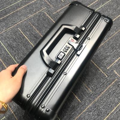 China Shape Professional Makeup With Lights Beauty Aluminum Cosmetic Artist Makeup Brush Case With LED Mirror for sale