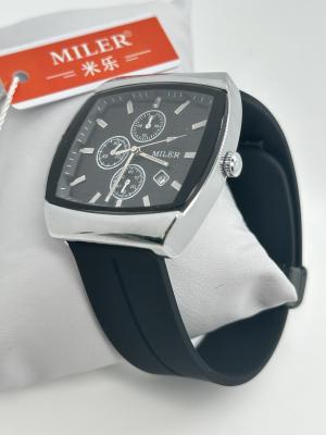 China Reloj de pulsera de cuarzo de hombre elegante y duradero con banda de cuero en venta