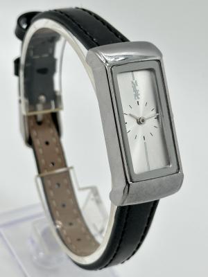 China Reloj de pulsera de estilo moderno de cuero de cuarzo con característica resistente al agua en venta