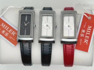 China Reloj de cuarzo de mujer elegante resistente a los arañazos con manos luminosas y abrazadera de hebilla en venta