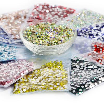 China 2028 Shiny Factory Direct Sale High Index Of Refraction The Same Facts Flat Crystal Glass Non Hotfix Rhinestone Cut Back Nail Rhinestones For Nail Art Garment en venta