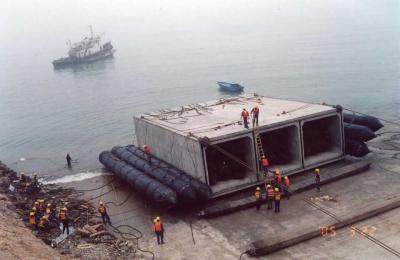 Chine Les airbags en caoutchouc gonflables pour le génie maritime projettent/plates-formes de flottement à vendre