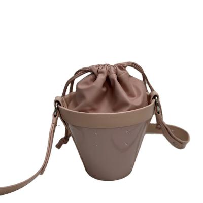 China Fashion \ Bucket Bag Genuine Leather Single Shoulder Bag Guangzhou Wholesale Fashion Comfortable \ Durable Luggage Cross - Body for sale