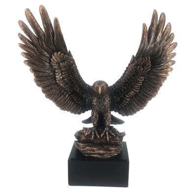 China Europe wholesale BSCI factory OEM new arrive resin eagle statue for home decor and souvenir for sale