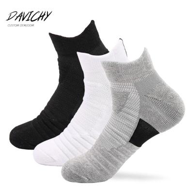 China Anti-Fault Stocklot Men Sports Socks Jacquard Weave Anti Slip Ankle White Comfortable Breathable Man Boat Socks for sale