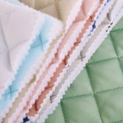 China 100% Classic Polyester Anti-Static Taffeta Diamond Quilting Fabric For Winter Garment Processing Lining for sale