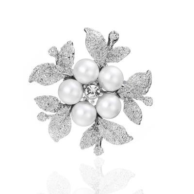 China High-grade brooch fashionable pearl style dress pin set with diamond alloy flower brooch dress accessories brooch lady for sale