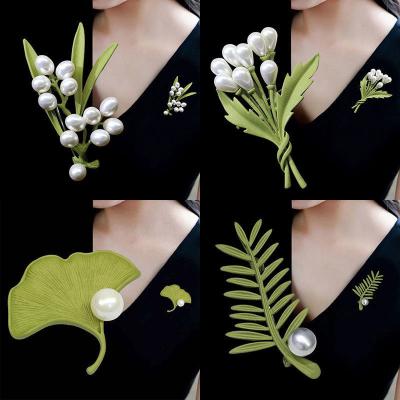 China Creative and fresh three-dimensional fashionable pearl brooch pin leaf collar pin high fashion female clothing accessories for sale