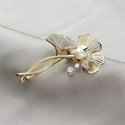 China Female high-grade luxury atmospheric temperament feeling fashionable superior ginkgo leaf brooch pearl brooch flower for sale