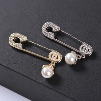 China Simple/Fashion Retro Popular Brands Newcomers Rhinestones Crystal Cc Brooches Women Inspired Brooches And Pins Wholesale Luxury Designer for sale