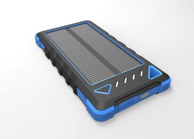 Cina Un caricatore a prova di pioggia blu di energia solare 8000mAh del pannello solare del grado per gli Smartphones in vendita