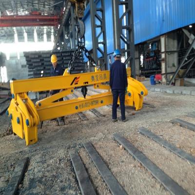 中国 Machinery repairs workshop Steel Beam Mechanical Adjustable Lifting Iron Spreader A Type Single Clamp Coil Vertical Rolling Clamps With Low Price 販売のため