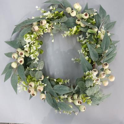 China Yarn+Factory Direct Selling Amazon Christmas Hanging Wreath Eucalyptus Berry Leaf Wreath Artificial Flowers Christmas Plastic Wreath Door Hot Hanging Wreath for sale