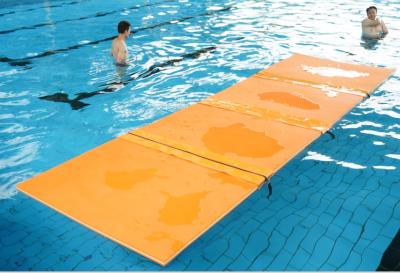 China Gesloten cel 9x6 Spliced Floating Pool Mat Foam Multi-Layer XPE Pad For Beach Te koop