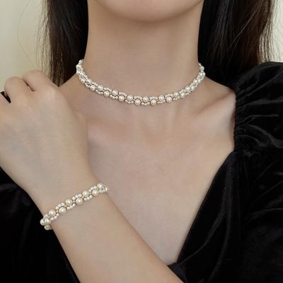 China FASHIONABLE Light Luxury Woven Minimalist Soft Retro Style Imitation Pearl Western Style Necklace Clavicle Chain for sale