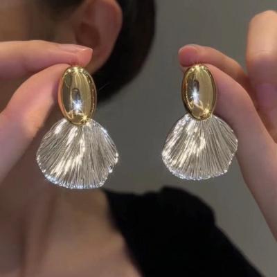 China Fashion Trend Trendy Customized High-end Sense Fashionable Light Luxury Metal Shell Temperament Soft Earrings For Women for sale