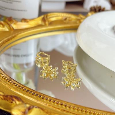 China Autumn Winter Temperament Sweet Zircon Snowflake Light Chain Vintage Luxury High Grade Personalized Female Soft Stud Earrings for sale