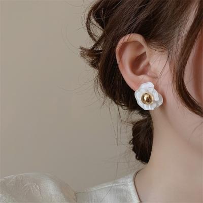 China FASHIONABLE French minimalist design, exaggerated white flower earrings, lightweight luxury, high-end fashion, elegant, and floppy earrings for sale