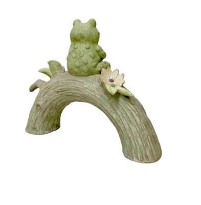 China Artificial OUTDOOR RESIN PRAYER FROG ON A LOG FIGURINE STATUE for sale