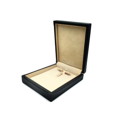 China Protect jewelry and make it easy to use SESI OEM Large Elegant Necklace Box Custom Square Necklace Packaging Leather Box for sale