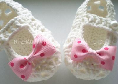 China Creme-Häkelarbeit-Babyschuhe höhlen heraus mit Spitze Bowknot, gestrickte Baby-Schuhe aus zu verkaufen