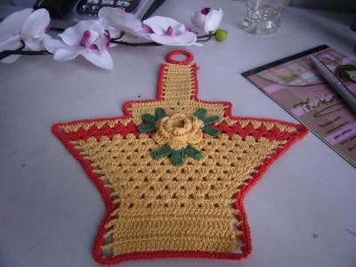 China Overlocking Crochet Christmas Tree Ornaments Flowers Shape Yellow Basket With Red Border for sale