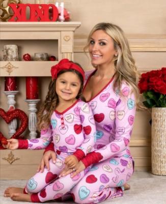 China Anti-pilling 2022 spring women's valentines day love printing lovely mommy and me casual home boutique pajamas with family matching clothes for sale