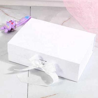 China Recyclable Custom Rigid Cardboard Magnetic Closure Foldable Foldable Kraft Paper Packaging Gift Box For Apparel/Apparel/Cosmetic/Arts for sale