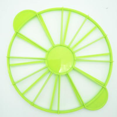 China Hot Selling Sustainable Price Cake Cutter Divider Plastic Cake Cutter Slicer Divider for sale