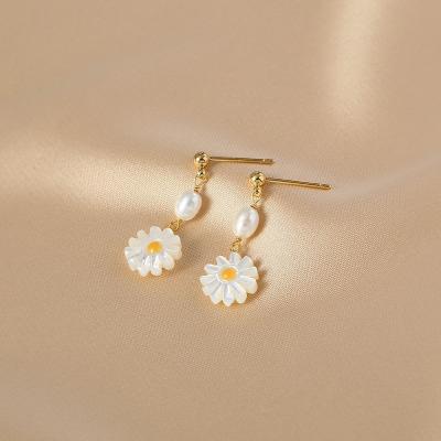 China FASHIONABLE Resin Sweet Natural Freshwater White Daisies Acrylic Color Women Earring Pearl Tassel Long Drop Earrings for sale