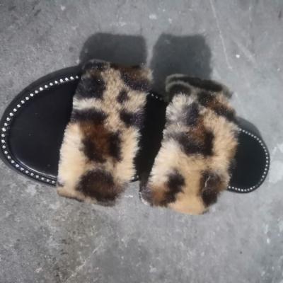 China Light drop shipping high quality leopard pattern disconnected stripe doubles crystal home slippers fashion furry slippers for sale