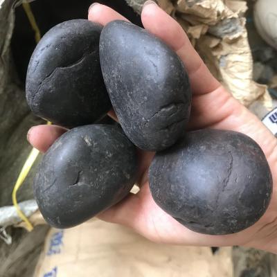 China 1st Class Traditional Natural Black Flat Round Garden Polished River Wash Pebbles Landscaping Pebble Stone for sale