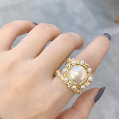 China Vintage Retro Gold Hollow Pearl Diamond Ring With Adjustable Aperture And Fashionable Index Finger Ring for sale