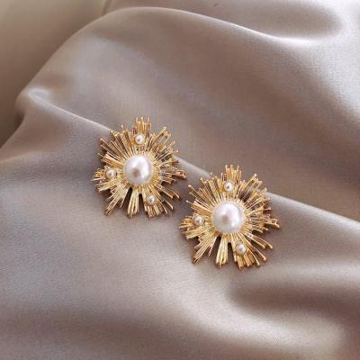 China 2021 New Vintage Charming Elegant Japan Shell Design Simulated Pearl Big Stud Earrings For Women Elegant Boucles D'oreille Femme for sale