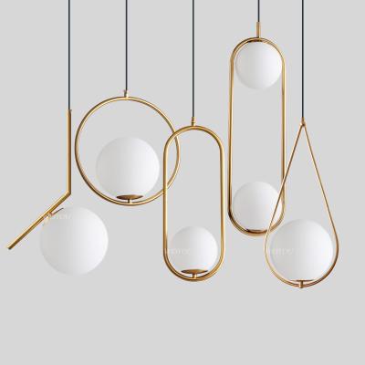 Cina Modern Nordic Simple Ceiling Hanging Adjustable Pendant Light Glass Chandeliers Pendant Lamps Gold Globe Pendant Light in vendita