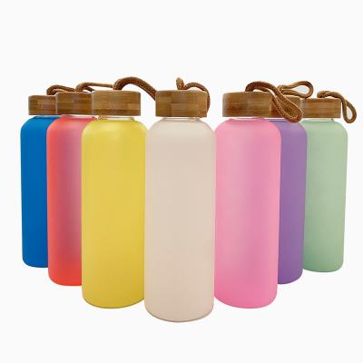 China Wholesale Viable DIY 20oz Frosted Multi Color Sublimation Blanks Borosilicate Glass Water Bottle With Lid And Bamboo Rope for sale