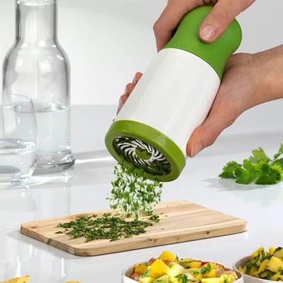 Cina Viable Vegetable Cutter Kitchen Instruments Cooking Tools Coriander Chopper Grinder Plastic Herb Grinder in vendita