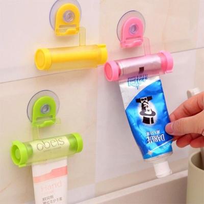 China Viable Manual Rotating Toothpaste Dispenser Suspension Squeezer Toothpaste Extrusion Hanging Bathroom Accessories for sale