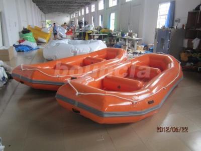 Cina Barca arancio di rafting del tessuto della tela cerata del PVC con le strisce di rinforzo per acqua bianca in vendita