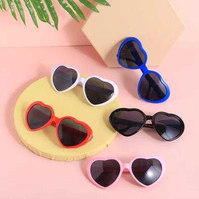 China Fashion sunglasses like heart shaped effects lenses synchronize lights change into heart shape at night diffraction glasses women shape sunglasses for sale