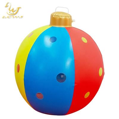 China 60cm Outdoor opblaasbaar speelgoed ornament versierd PVC opblaasbare kerstballen met licht Te koop