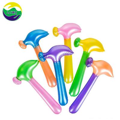 China Regenboogkleur 0,5 kg Plastic opblaasbaar speelgoed 0,18 mm opblaasbaar hamer speelgoed Te koop